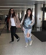 Kesha---Arriving-at-LAX-airport-in-Los-Angeles-01-566x611.jpg
