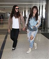 Kesha---Arriving-at-LAX-airport-in-Los-Angeles-16-566x649.jpg
