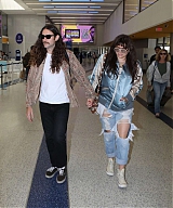 Kesha---Arriving-at-LAX-airport-in-Los-Angeles-18-566x650.jpg