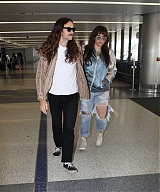 Kesha---Arriving-at-LAX-airport-in-Los-Angeles-25-566x666.jpg