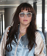 Kesha---Arriving-at-LAX-airport-in-Los-Angeles-30-566x631.jpg