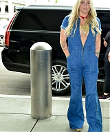Kesha-in-Denim-Jumpsuit-at-LAX-Airport-02-620x929.jpg