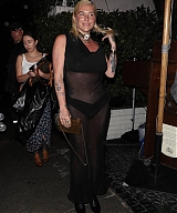 Kesha---Attends-the-Vanity-Fair-party-at-Chateau-Marmont-in-Los-Angeles-06.jpg