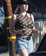 Kesha---Visiting-an-animal-rescue-house-in-Los-Angeles-02.jpg