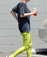Kesha-in-Green-Pants--04.jpg