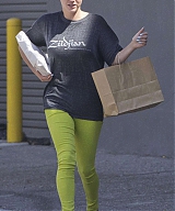 Kesha-in-Green-Pants--06.jpg