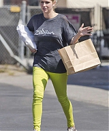Kesha-in-Green-Pants--10.jpg