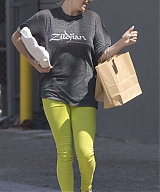 Kesha-in-Green-Pants--17.jpg