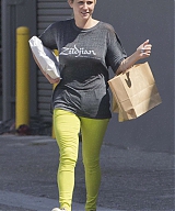 Kesha-in-Green-Pants--24.jpg